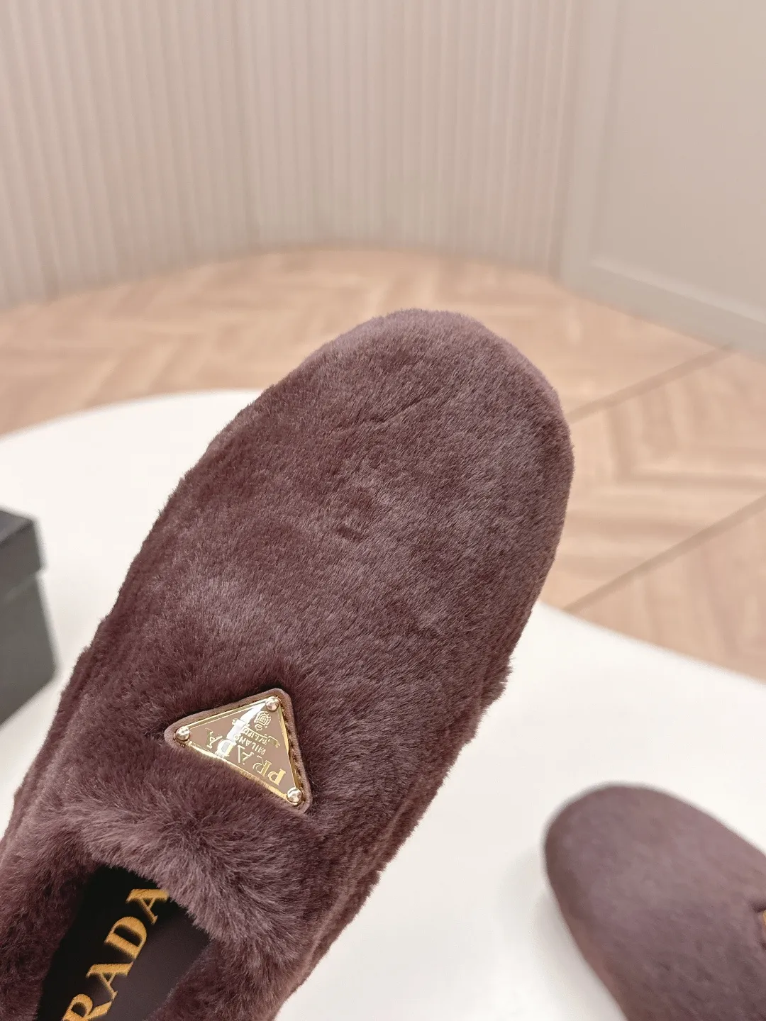👟👟Ex-factory price 520👟👟 Prada prada25 autumn and winter furry slippers series, half-slip wool slippers, classic triangle buckle, comfortable, cute, cute, fashionable, elegant and versatile, the wool is comfortable and soft, awakening the warmth of autumn and winter. Let you walk comfortably from morning to night. Pair it with socks to easily cope with the changing seasons. Wool, sheep pattern lining, original outsole! 35-40 yards